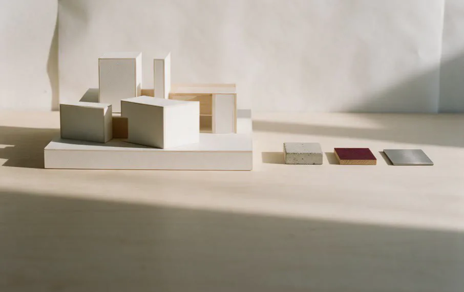 Une maquette d'étude en carton blanc et trois échantillons de matière